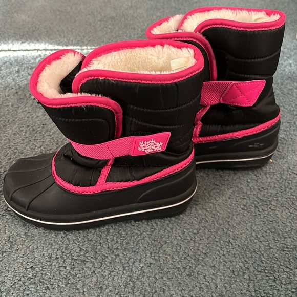 Like new girls snow boots black with hot pink trim size 13 - Picture 2 of 5